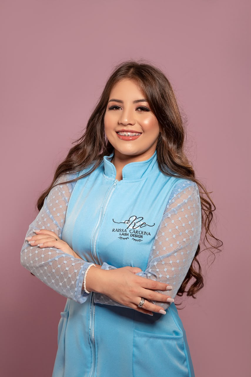Raissa Carolina de jaleco azul com a marca bordada